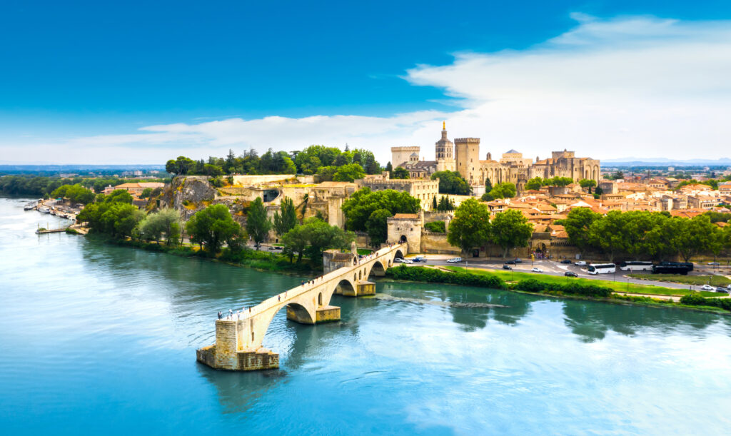 Photo d'Avignon avec vue sur le pont et la cité historique