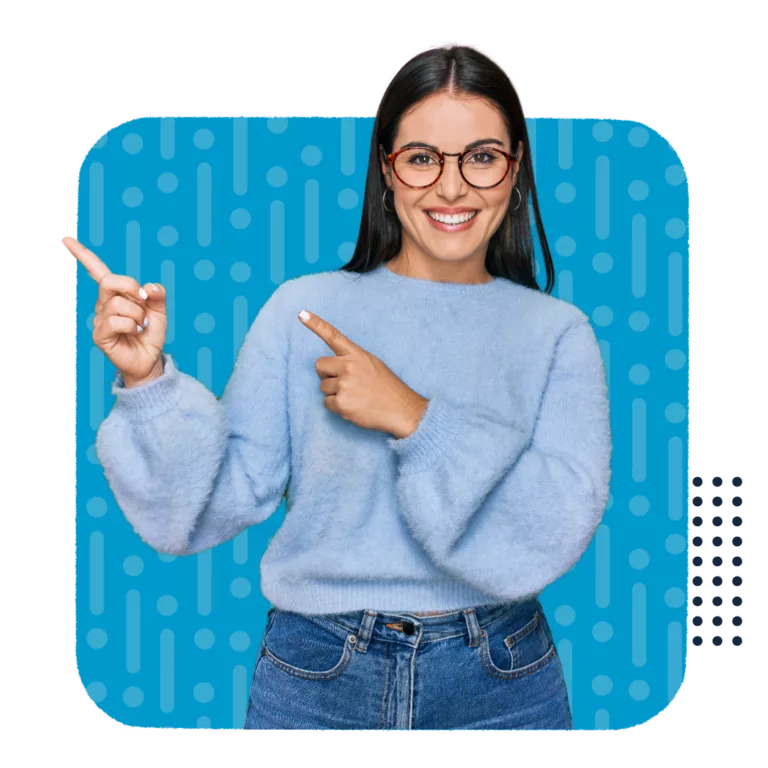 image d'une femme souriante qui pointe un élément en dehors de la photo